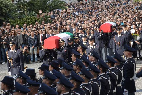 Le bare degli agenti Matteo Demenego e Pierluigi Rotta davanti alla chiesa di Sant'Antonio Taumaturgo